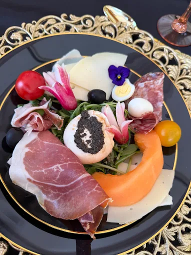 Assiette garnie de produits fins italiens