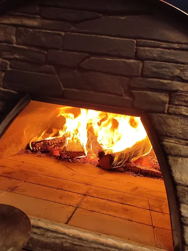 Le four à bois en pleine flambée