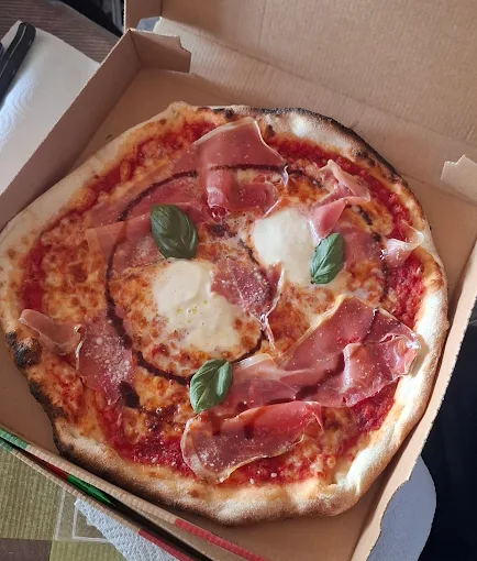 Pizza au jambon cru, burrata et basilic frais, prête à emporter