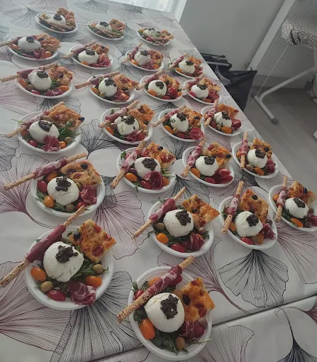 Assiettes de burrata et focaccia pour un buffet
