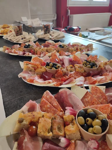 Buffet de focaccia, charcuterie et olives