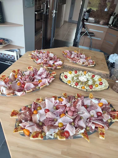 Planches de charcuterie italienne dressées pour une réception